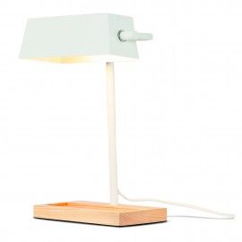 Lámpara de mesa blanca con bandeja de madera.