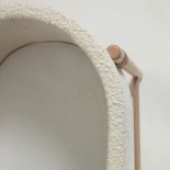 Moisés Adara de borrego blanco y madera maciza de haya 63 x 44,5 cm