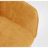 Silla Amira de terciopelo mostaza y patas de metal con acabado negro