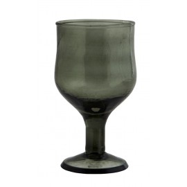 Copa de vino gris verdoso.